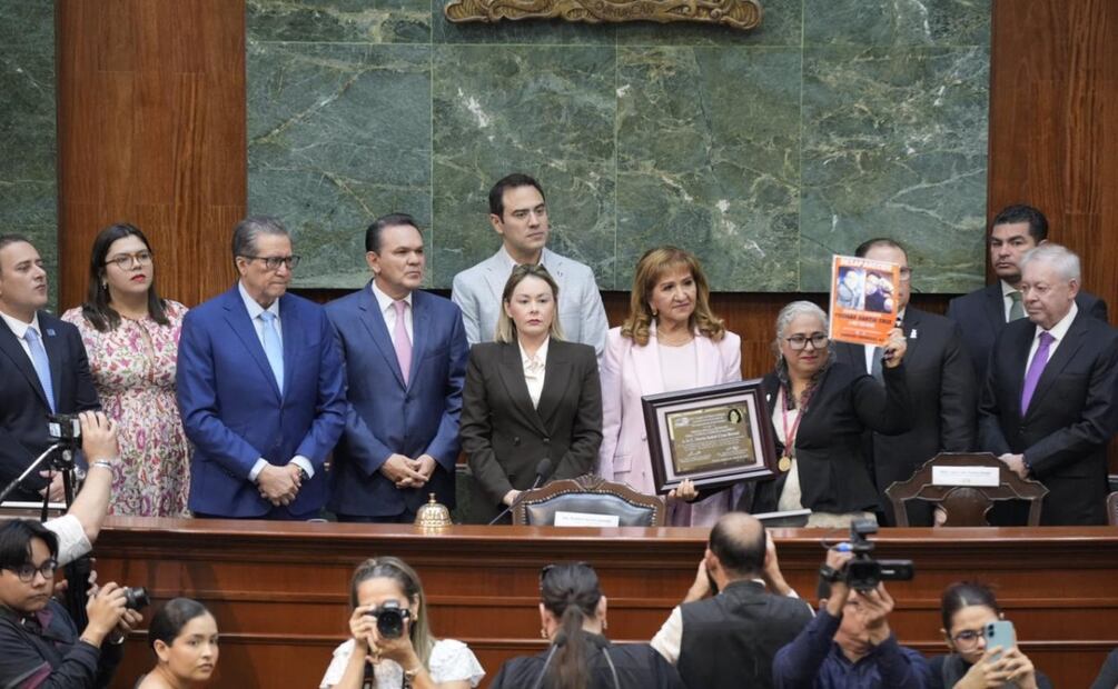 Madre buscadora recibe medalla “Norma Corona Sapién” en Sinaloa; ocho años de lucha por su hijo desaparecido. Foto: Especial