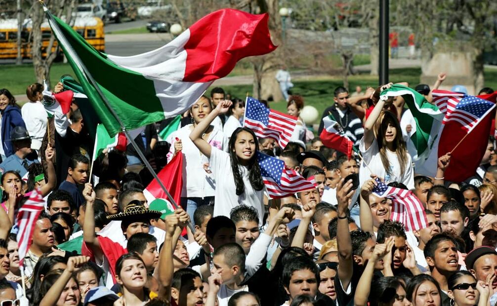 Protesta de estudiantes de bachillerato en Denver, el 19 de abril en 2006. Los jóvenes, hondeando banderas estadounidenses y mexicanas, se manifestaron en favor de los derechos de los inmigrantes; las demandas llegaron hasta el Capitolio del estado. Foto: Jack Dempsey/AP.