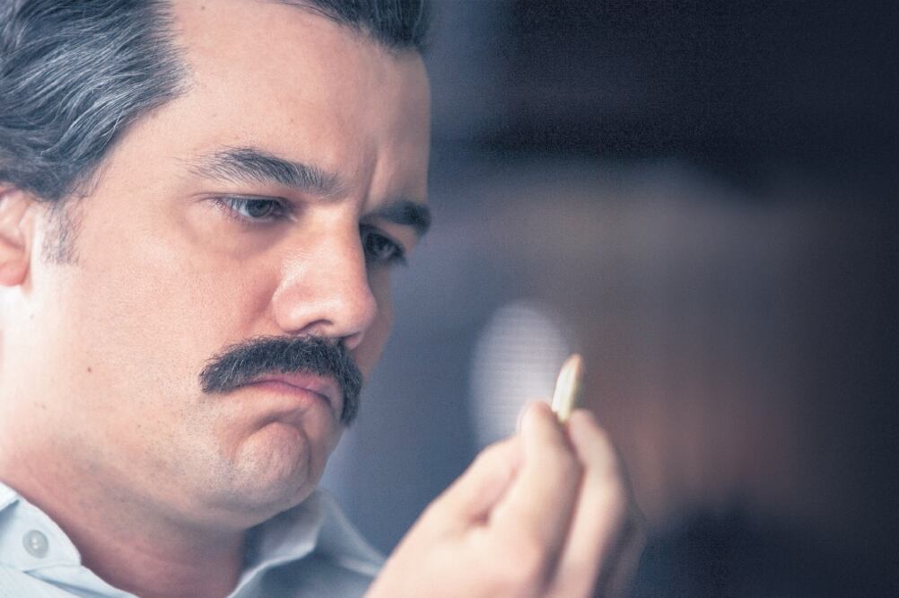 Wagner Moura, quien interpreta a Escobar, se mudó a Colombia para aprender español y reconoce que aún así recibió críticas por su acento (NETFLIX)
