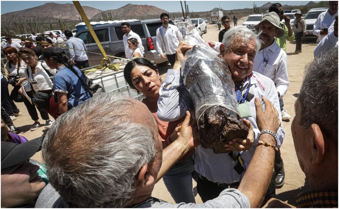 En su visita a Sonora, junto a Claudia Sheinbaum, AMLO recibió un venado tallado en la madera conocida como “palofierro” y afirmó que se lo llevará a Palenque. Foto: Gabriel Pano/EL UNIVERSAL
