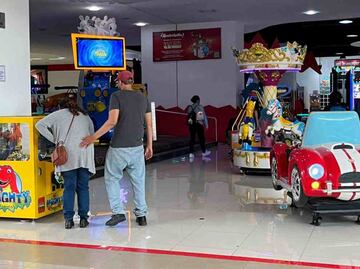 Capitalinos aprovechan día festivo para acudir a plazas comerciales en familia