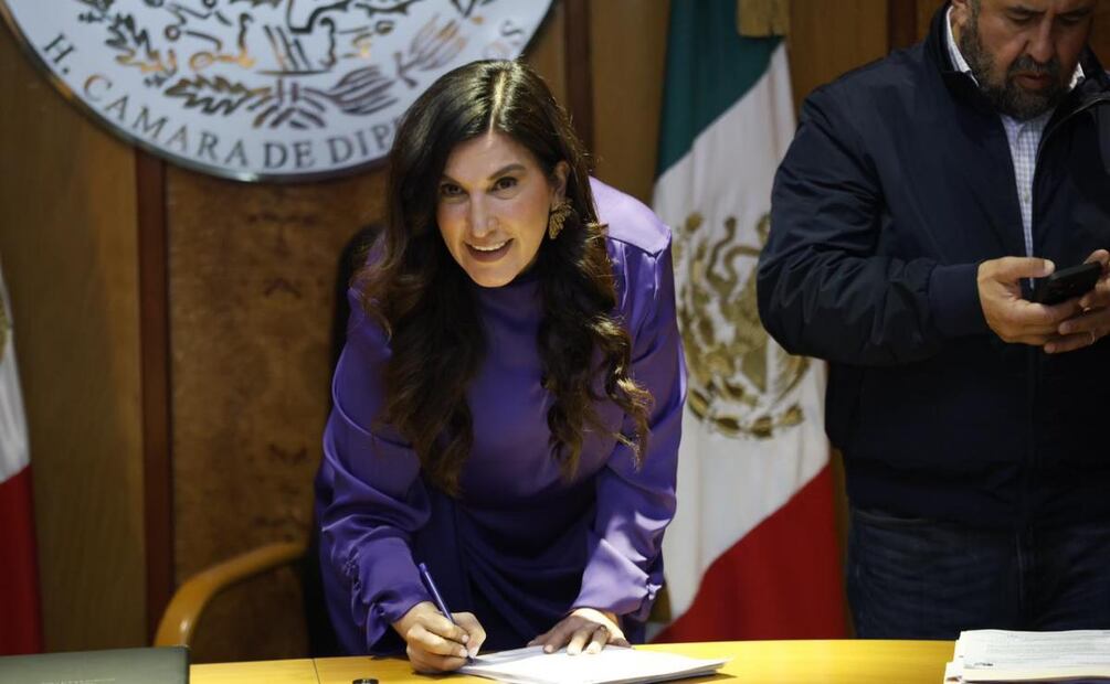 Kenia López Rabadán, presidenta de la mesa directiva de la Cámara de Diputados, recibe la iniciativa de la reforma electoral (04/03/2026). Foto: Diego Simón Sánchez / EL UNIVERSAL