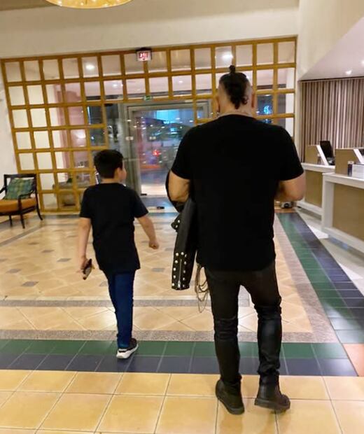 Xava Drago, junto al hijo de Ela Corez, su pareja. 
Foto: Instagram, vía @elacorez