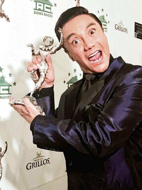 El también locutor de radio se dijo bendecido por ganar el trofeo (CORTESÍA LUIS MAGAÑA)