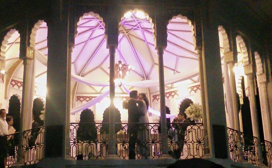 Una pareja contrajo matrimonio civil en el Kiosco de la Alameda Hidalgo de esta ciudad (Foto tomada de Facebook de Luis Rentería Salgado)