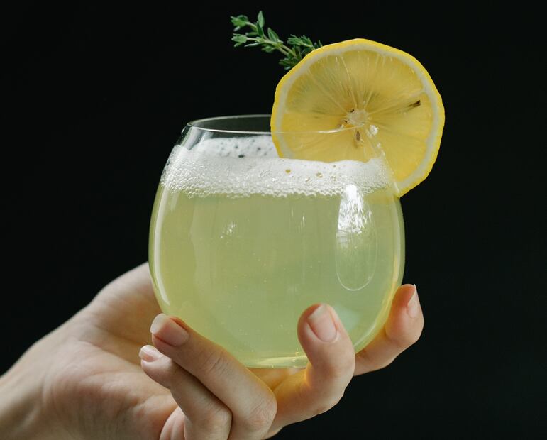 También puedes agregar una ramita de tomillo.