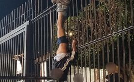 Sujeto queda colgado boca abajo al intentar entrar a un templo en León, Guanajuato; parroquia publica la imagen en sus redes sociales