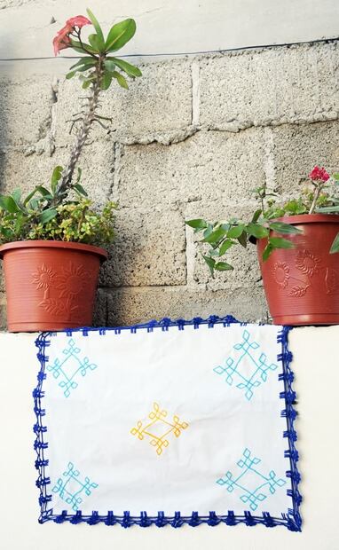 Los bordados no siempre recurren a motivos de frutas o flores; algunos pueblos originarios o indígenas tienen sus diseños típicos. Foto: EL UNIVERSAL.