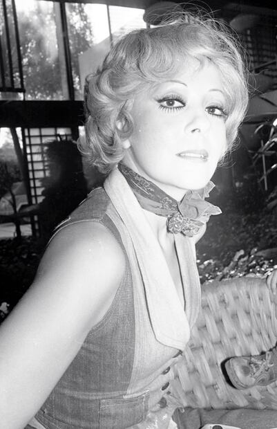 Silvia Pinal hace 50 años recordando sus inicios y feliz con sus hijos y si entonces esposo Enrique Guzmán. Fototeca EL UNIVERSAL.