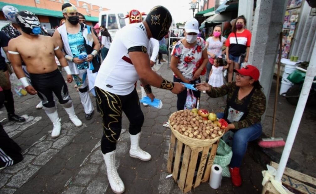 Luchadores “Combaten” la pandemia en Xochimilco