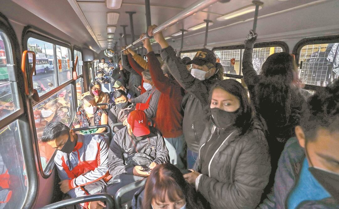 Usuarios del Metro argumentan que no pueden aplicar correctamente las medidas sanitarias, pues hay pocas unidades de traslado. Fotos: Diego Simón Sánchez. EL UNIVERSAL