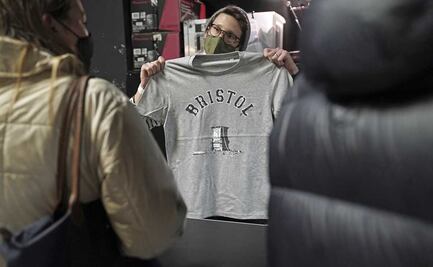 Con playera, Banksy apoya a personas acusadas de derribar una estatua