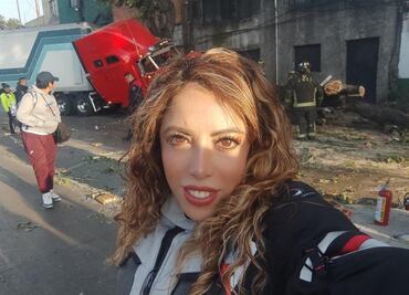 Tunden a reportera por selfie tras accidente de tráiler; "no hay tragedia", responde