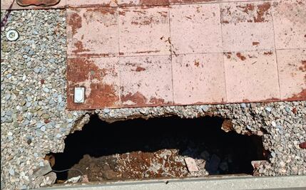 FOTOS: Lluvias provocan socavones en patio de la Cámara de Diputados