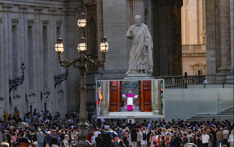 Una pantalla gigante transmite imágenes del cierre de la puerta de la Capilla Sixtina, al inicio del cónclave para la elección del nuevo Papa, en la Plaza de San Pedro del Vaticano, el 7 de mayo de 2025: Foto: EFE