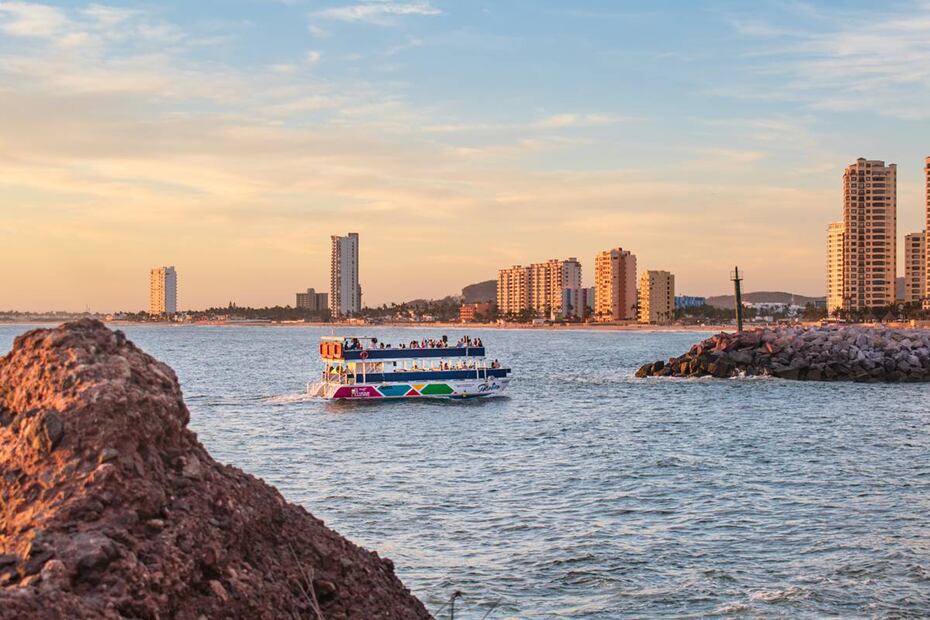 En varias playas del Caribe Mexicano se realizan jornadas de limpieza del sargazo. Foto: Unsplash