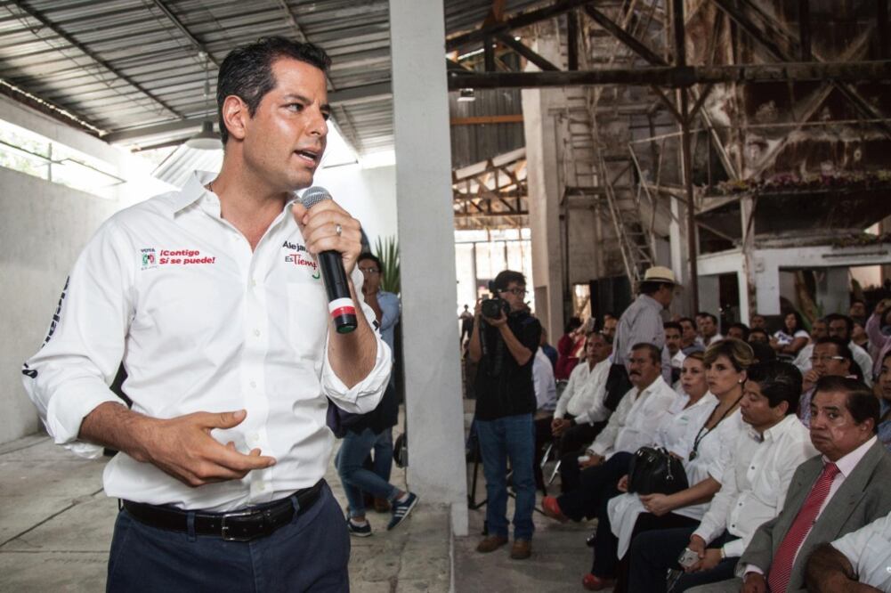 Alejandro Murat, abanderado de la alianza Juntos Hacemos Más, estuvo presente en la toma de protesta del Consejo Directivo de la Unión de Empresarios del Estado de Oaxaca y el Sindicato Patronal (GERMÁN ESPINOSA)