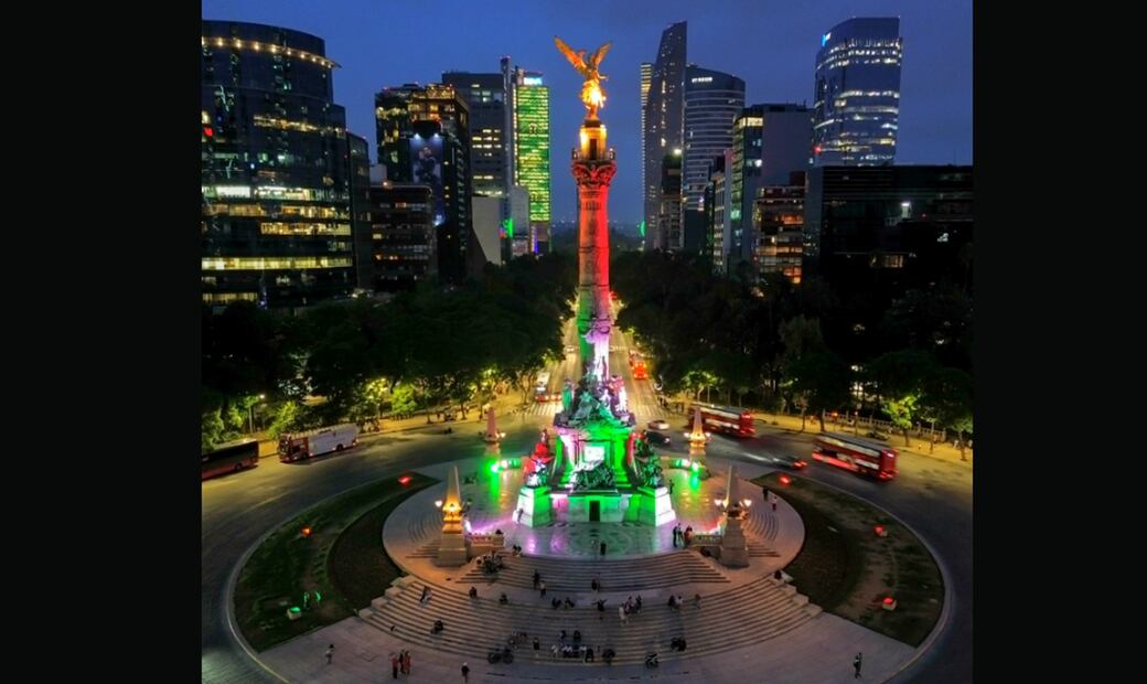Edificios y monumentos de la Ciudad de México son iluminados de color verde por el inicio de la cuenta regresiva del Mundial de futbol 2026, el miércoles 11 de junio de 2025, que se inaugurará dentro de un año en el estadio Azteca. Foto: especial
