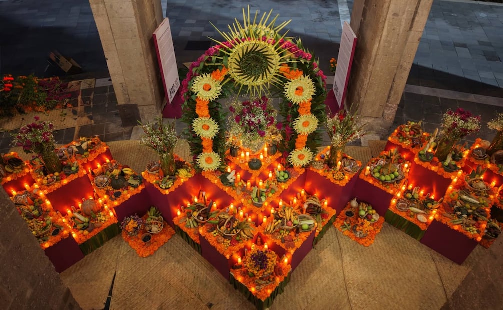 Claudia Sheinbaum presenta ofrenda del Día de Muertos en Palacio Nacional dedicada a las mujeres indígenas en México (01/11/2025). Foto: Presidencia