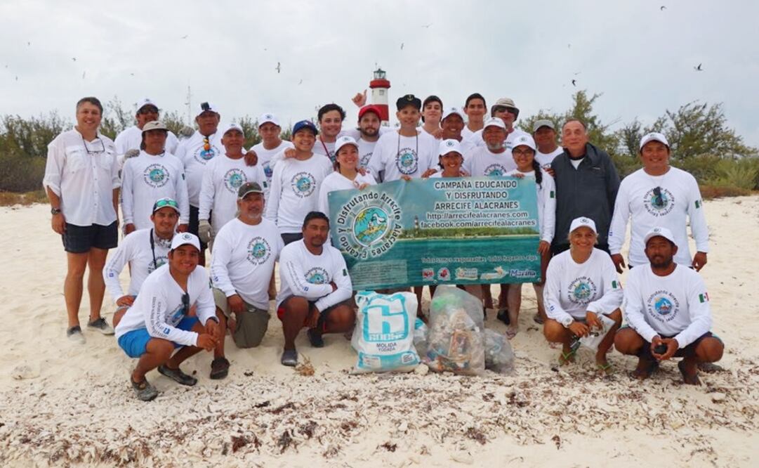 Grupo de voluntarios, elementos de la Armada de México y asociación de buzos, limpiaron las 5 islas que conforman el parque nacional de Alacranes (Foto: Tomada de Facebook)