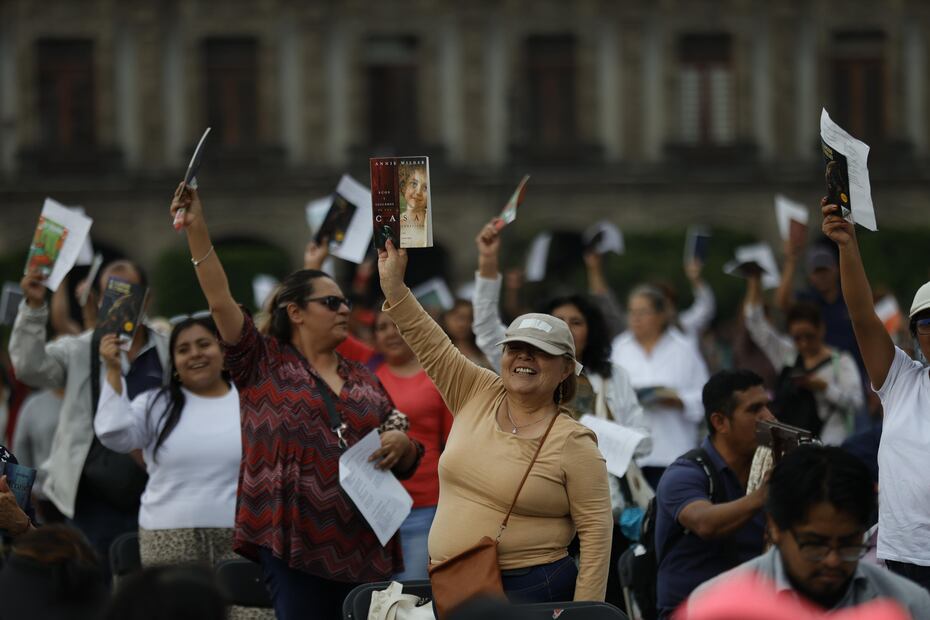 Frente a decenas de capitalinos, Clara Brugada aseguró que en tiempos de ruido y prisa, “leer es una forma de escuchar”. (Foto: Diego Israel/ EL UNIVERSAL)