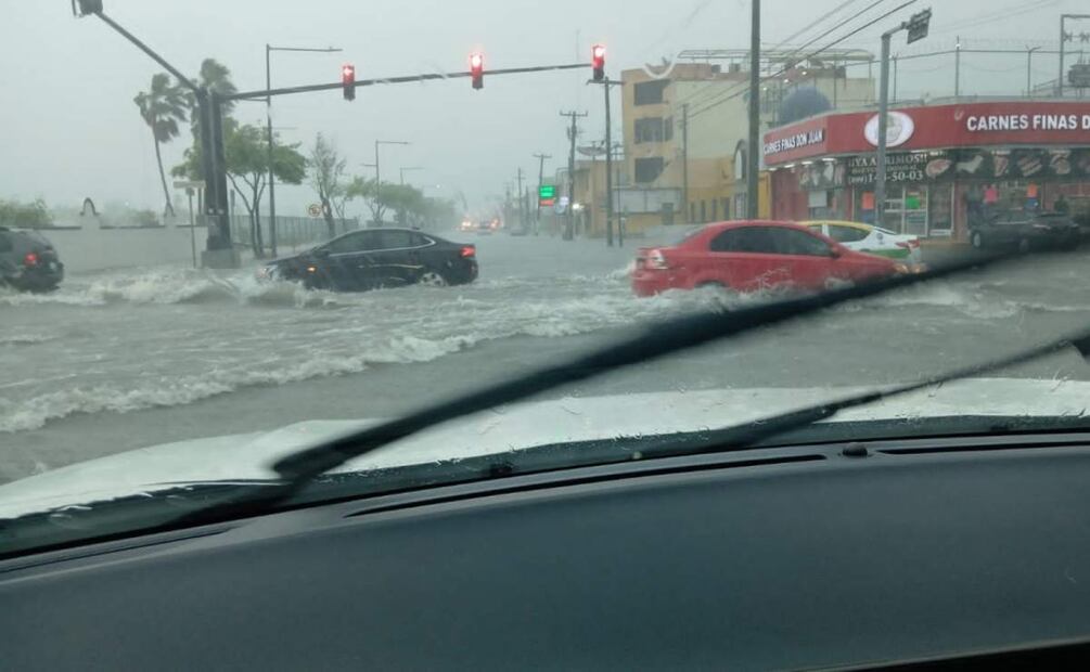 Fuerte lluvia deja daños en vehículos que han quedado varados (27/03/2025). Foto: Especial