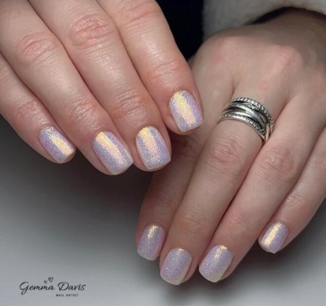 Diseños de uñas con glitter para brillar en la temporada de fiestas