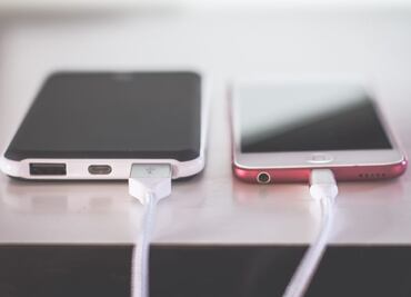 Por qué no debes cargar tu celular con un cable roto