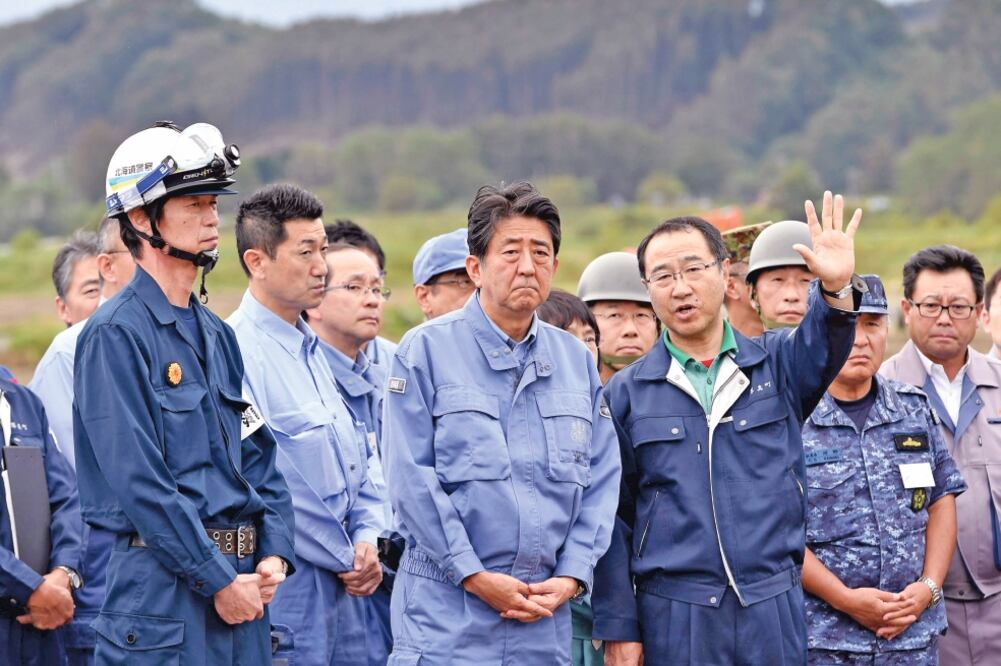 Recorrido. El primer ministro japonés, Shinzo Abe, realizó ayer un recorrido por varias de las zonas afectadas por el sismo ocurrido el jueves pasado (AP)