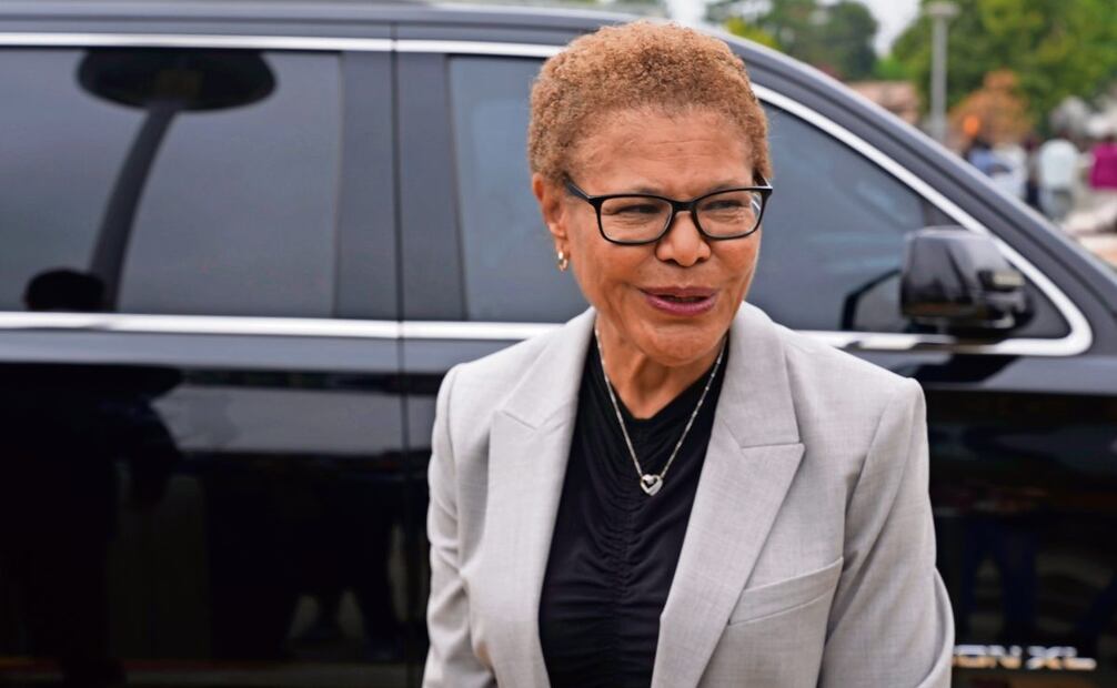 La alcaldesa de Los Ángeles Karen Bass. Foto: Damian Dovarganes / AP