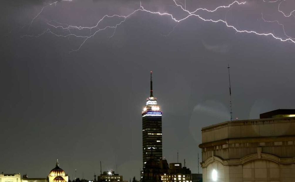 La ciudad se registran actividad eléctrica con vientos fuertes y lluvias en algunos puntos de la ciudad. Foto: Valente Rosas. EL UNIVERSAL