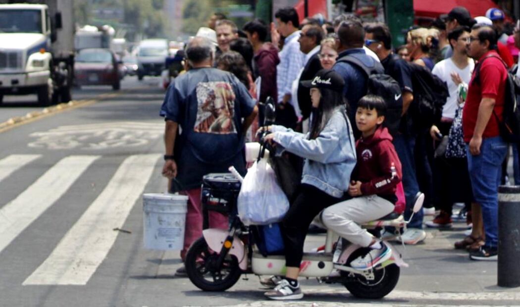 A pesar de las nuevas normas, conductores de bicimotos siguen circulando en vías confinadas, en sentido contrario, sobre las banquetas y sin casco en calles del Centro Histórico de la Ciudad de México, el 19 de agosto de 2025. Foto: Fernanda Zamora/EL UNIVERSAL