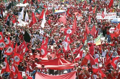 Opositores y simpatizantes toman las calles por presidenta