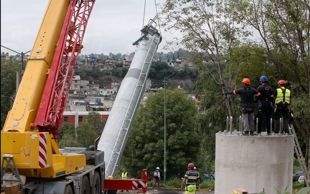 Trabajadores instalan el primeros de los 62 postes que formarán parte de la Línea 3 del Mexicable, que conectará al municipio de Naucalpan con la Ciudad de México, el 30 de junio de 2025. Foto: Foto Darío Luna / EL UNIVERSAL