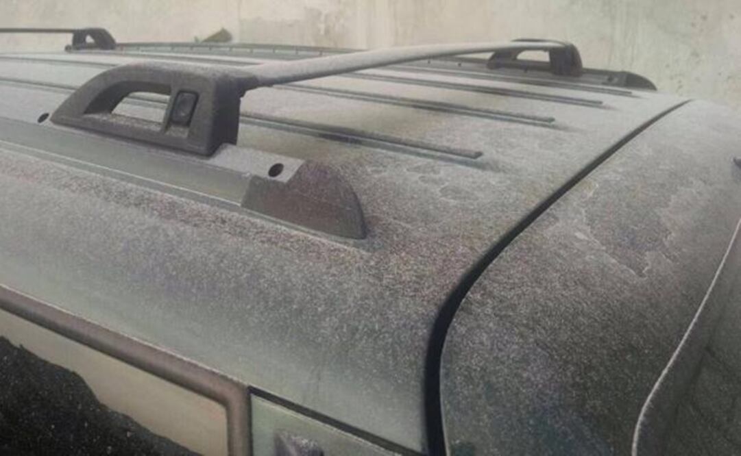 The ash also fell in the state of Veracruz, covering vehicles and streets. (Photo: SPECIAL)