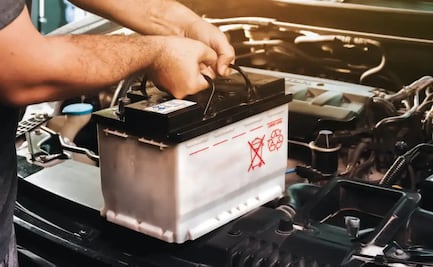 ¿Cada cuánto cambiar la batería de una moto y de un auto?