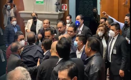 Diputados de Morena y PAN se retan a golpes en Congreso de Edomex por sistema poncha llantas en Ecatepec 