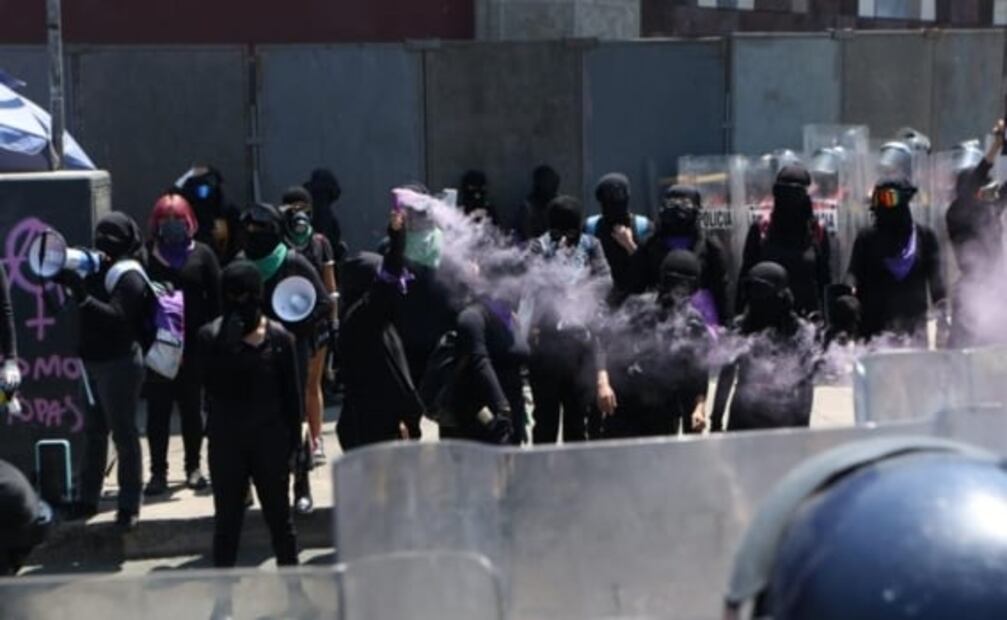 Previo a la marcha del 8M, encapuchadas causan destrozos en Metro Revolución