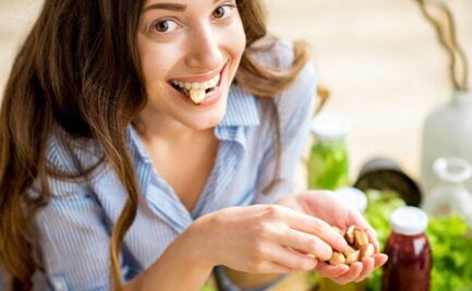 Los 10 alimentos que te harán lucir mucho más joven si los consumes, según investigadora