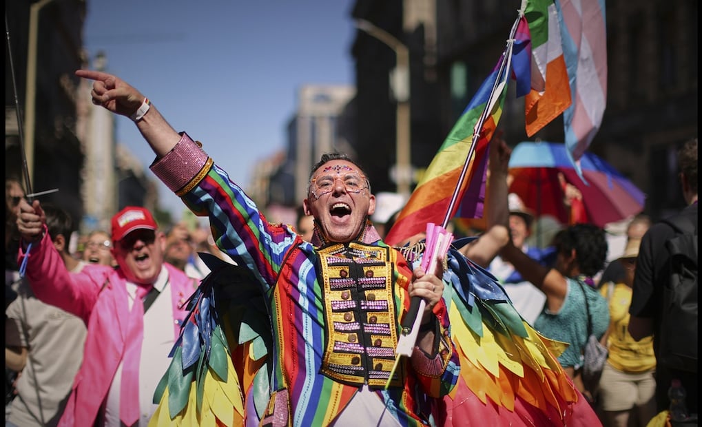 Un participante entre banderas del arcoíris durante la marcha del Orgullo en Budapest, el sábado 28 de junio de 2025. Foto: AP