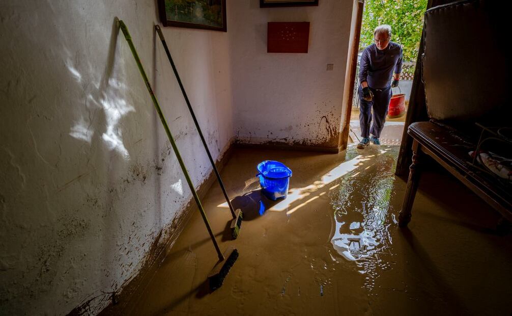 Tras las lluvias en Málaga, las personas han tenido que limpiar sus casas y apoyar en desalojo de lodo a vecinos. Foto: EFE