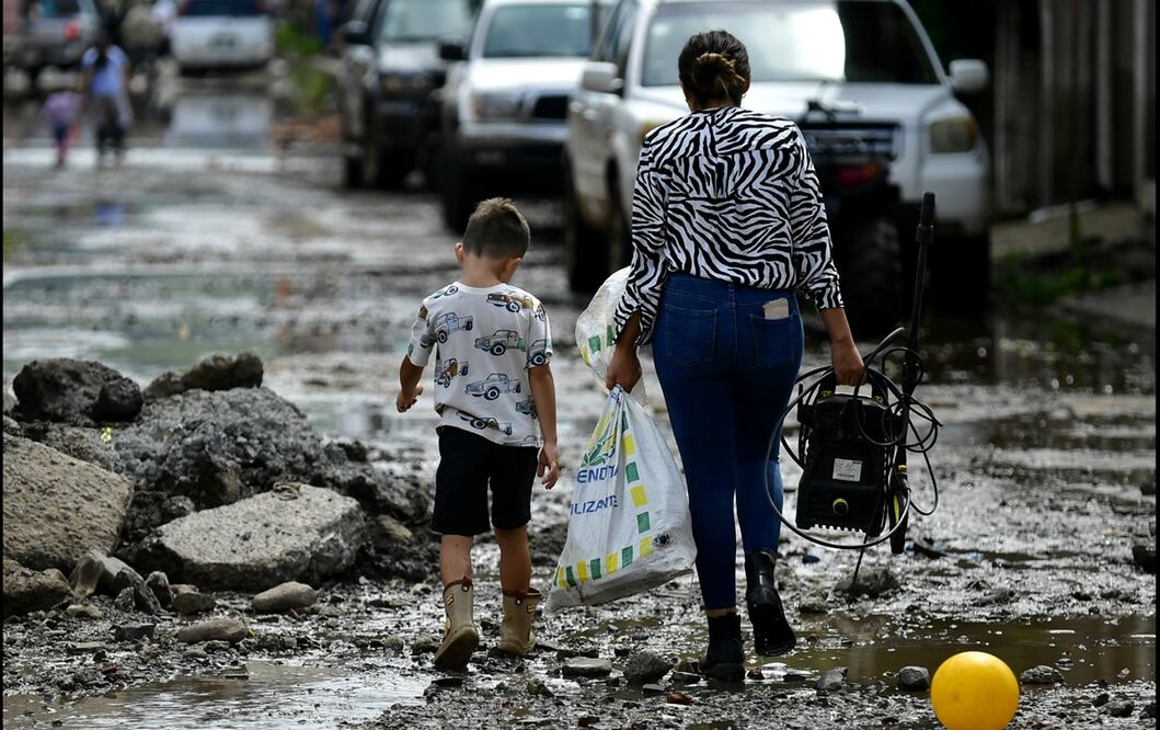 Personas caminan en una zona afectada por una inundación provocada por el desbordamiento del río Tajo, en el municipio de Tototlán, Jalisco, el lunes 29 de septiembre de 2025. Foto: EFE