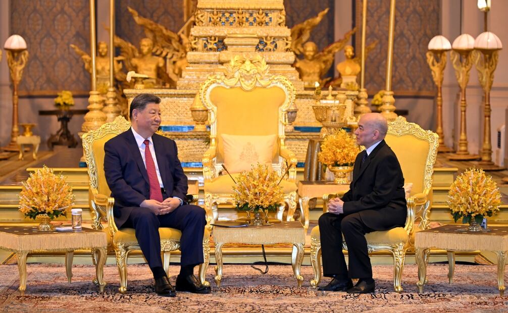 Xi Jinping reuniéndose con el rey camboyano Norodom Sihamoni en el Palacio Real en Phnom Penh, Camboya, el 17 de abril de 2025. Foto: EFE