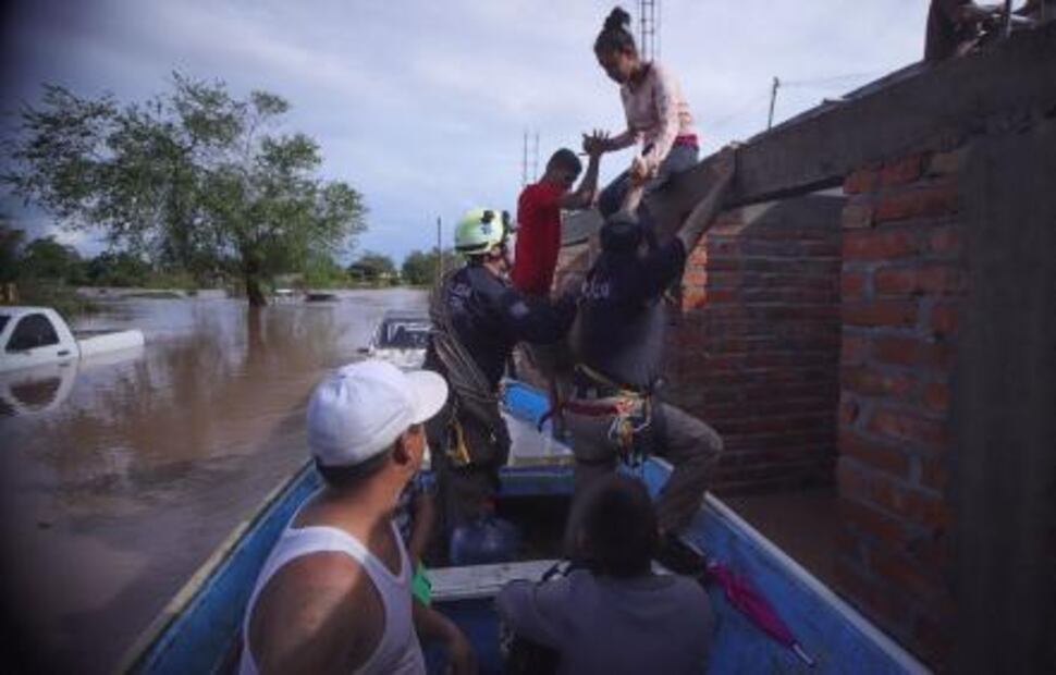 Por desbordamiento de río Acaponeta, decenas de personas quedan atrapadas en Nayarit