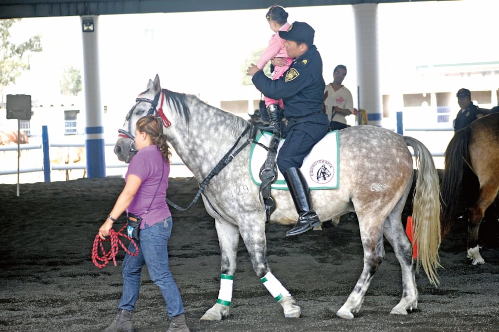 Hombres y mujeres certificados imparten las terapias a los pacientes (IVÁN STEPHENS. EL UNIVERSAL)