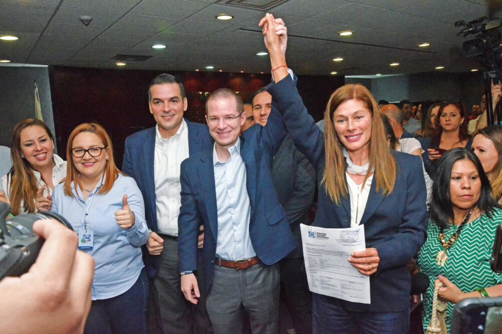 En Monterrey, Ricardo Anaya asistió al registro de Rebeca Clouthier como candidata a la alcaldía de San Pedro Garza García (EMILIO VÁSQUEZ. EL UNIVERSAL)