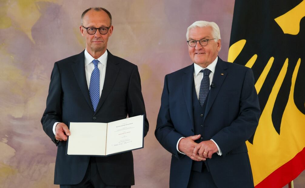 El recién nombrado canciller alemán Friedrich Merz, recibe su certificado de nombramiento del presidente alemán Frank-Walter Steinmeier durante el nombramiento del Canciller Federal en el Palacio Bellevue en Berlín, Alemania, el 6 de mayo de 2025. Foto: EFE