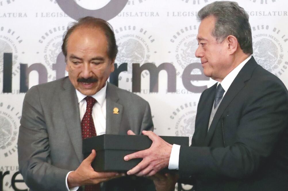 José de Jesús Martín del Campo (PT) recibió el Sexto Informe del secretario de Gobierno, Guillermo Orozco. (LUCÍA GODÍNEZ. EL UNIVERSAL)