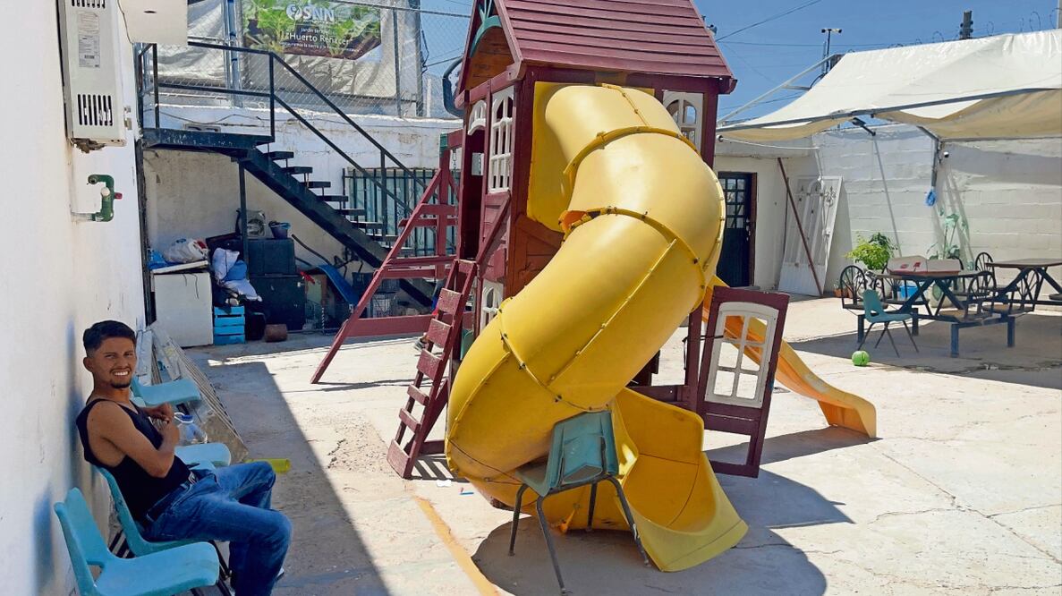 Daniel, de 27 años, llegó con su familia a Ciudad Juárez donde espera regularizar su situación y conseguir trabajo como taxista para “empezar de nuevo”. Foto: Paola Gamboa / EL UNIVERSAL