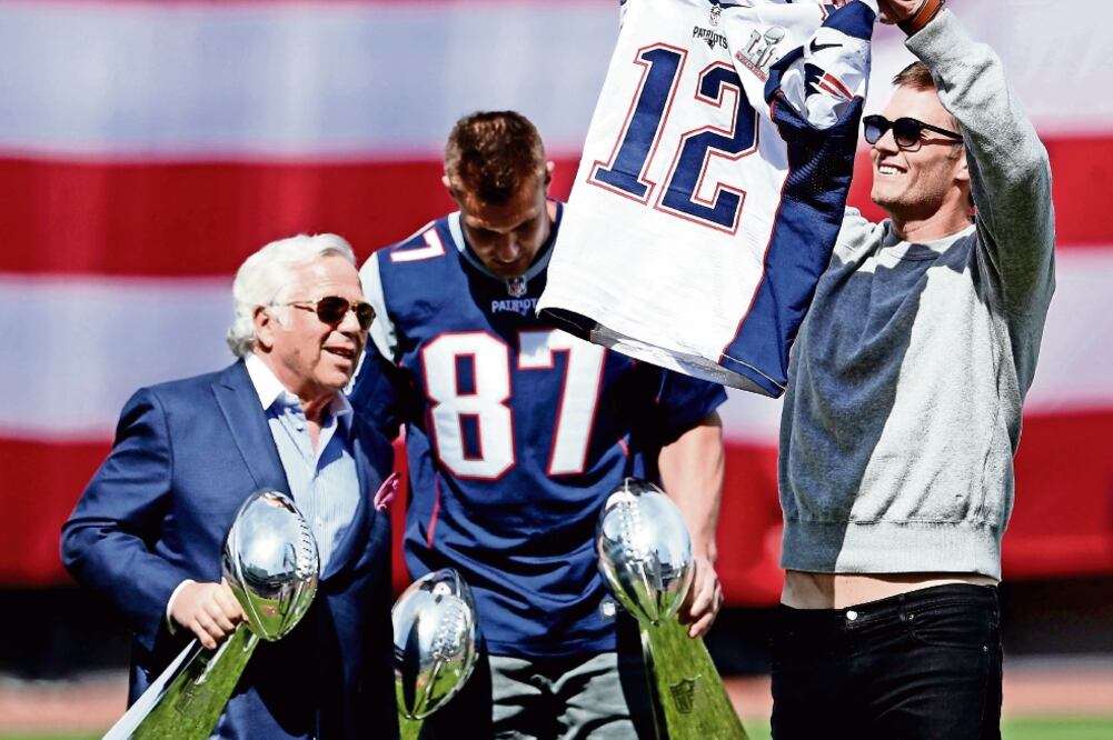 Robert Kraft entregó la valiosa prenda a Tom Brady, quien la muestra. (FOTOS: MADDIE MEYER. AFP)